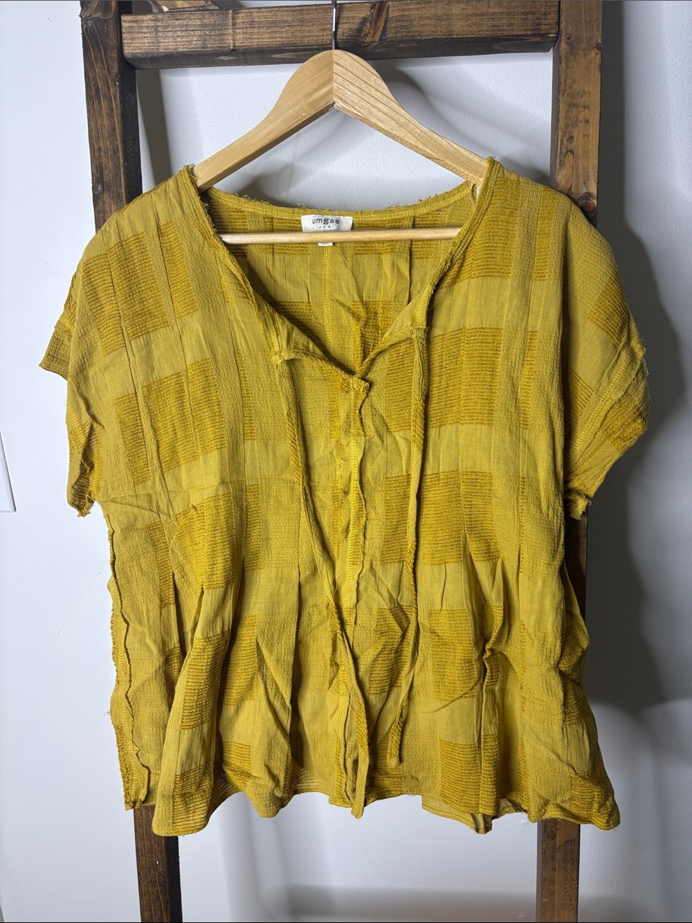 Umgee Mustard Textured V-Neck Short Sleeve Blouse Size S
